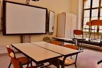 Klassenzimmer mit elektrischer Tafel