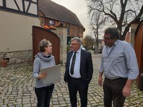Andrea Herzer, Oberbürgermeister, Bernward Küper, und Stephan Herzer im Gespräch ©Stadtverwaltung Naumburg (Saale)