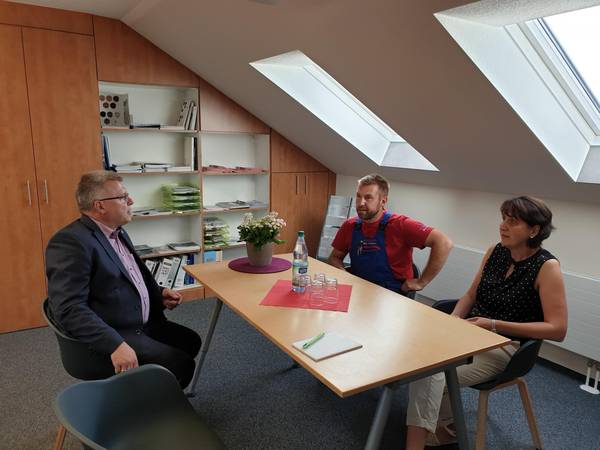 Oberbürgermeister, Bernward Küper, im Gespräch mit Geschäftsführer, Denis Sünkel, und dessen Ehefrau, Silke Sünkel ©Stadtverwaltung Naumburg (Saale)