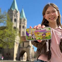 Mädchen beim Stadtrallye-Abenteuer per App „DIE RAXLIFAXE“ &copy;Set-Jetting GmbH