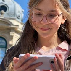 Mädchen beim Stadtrallye-Abenteuer per App „DIE RAXLIFAXE“ &copy;Set-Jetting GmbH