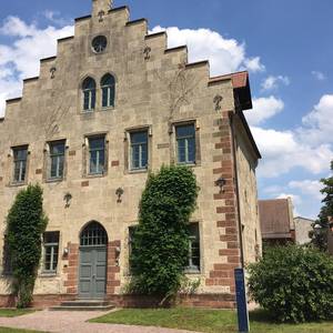 In diesem Gebäude, innerhalb der Klostermauern, befindet sich das Trauzimmer. [(c) Stadtverwaltung Naumburg(Saale)]