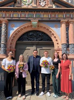(v. l. n. r.) Alina G&ouml;tz, Nele Horst, OB Armin M&uuml;ller, Louis Franke, Selina Schulze und Ausbilderin Iris Erbes