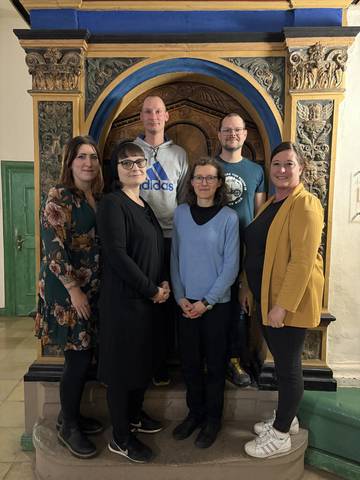 Obere Reihe links nach rechts: Herr Sascha Tietze (Beisitzer) & Herr Martin Richter (Beisitzer) Untere Reihe links nach rechts: Frau Lisa Nelkenbrecher (Stellvertretende Vorsitzende), Frau Antje Weiser (Vorsitzende), Frau Stephanie Tschisgale (Kreiselternvertretung), Frau Jessika Peter (Beisitzende) ©Stadtverwaltung Naumburg (Saale)