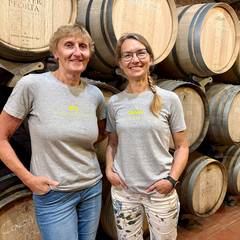 Ihre Wein-Guides Iris Hölzer und Jana Lehmann vom Landesweingut &copy;Landesweingut Kloster Pforta