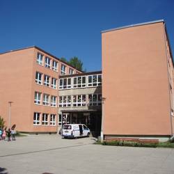 das Schulgebäude